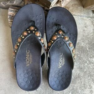 VIONIC Rest Floriana Black toe post Sandals w/Eye-Catching Beaded Design Sz-6. N